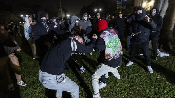 اعتداء مناصرين لإسرائيل على محتجين مؤيدين لفلسطين بعد هجوم نفذه مناصري إسرائيل على مخيمهم في حرم جامعة كاليفورنيا في لوس أنجلوس - سبوتنيك عربي