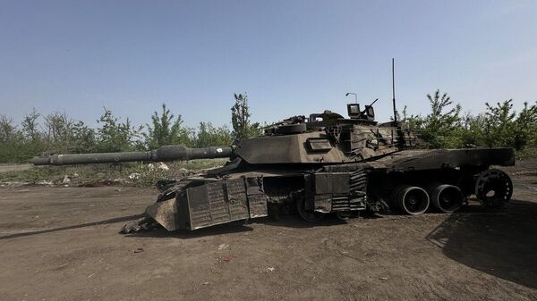 إجلاء أول دبابة أمريكية أبرامز إم 1، التي تم تدميرها على اتجاه محور أفدييفكا، من منطقة العملية العسكرية الخاصة - سبوتنيك عربي