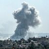 Шлейф дыма поднимается после израильской бомбардировки к северу от Нусейрата в центральной части сектора Газа - سبوتنيك عربي