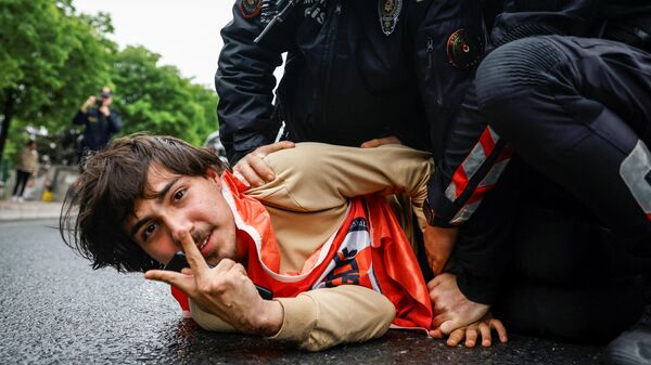 Турецкая полиция задержала протестующего, когда он и другие участники акции пытались пройти к площади Таксим, Турция - سبوتنيك عربي