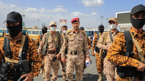 المتحدث العسكري باسم الجيش اليمني (أنصار الله)  العميد يحيى سريع يصل لإلقاء بيان خلال مسيرة في صنعاء تضامنا مع الفلسطينيين في 15 مارس 2024 - سبوتنيك عربي
