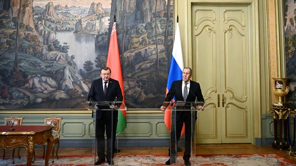 وزير خارجية بيلاروسيا سيرغي ألينيك  ووزير خارجية روسيا الاتحادية سيرغي لافروف في مؤتمر صحفي  - سبوتنيك عربي
