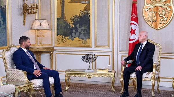 وزير الداخلية الليبي عماد الطرابلسي مع الرئيس التونسي قيس سعيد - سبوتنيك عربي