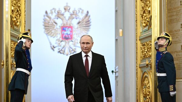 الرئيس الروسي فلاديمير بوتين يدخل حفل التنصيب في الكرملين 7 مايو 2024.  - سبوتنيك عربي