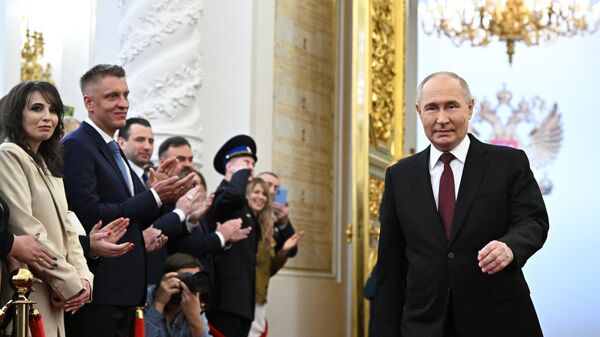 الرئيس الروسي فلاديمير بوتين يدخل حفل التنصيب في الكرملين 7 مايو 2024.  - سبوتنيك عربي