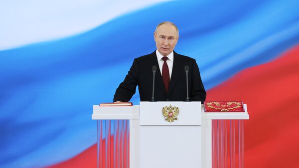 الرئيس الروسي المنتخب فلاديمير بوتين خلال حفل تنصيبه في الكرملين - سبوتنيك عربي