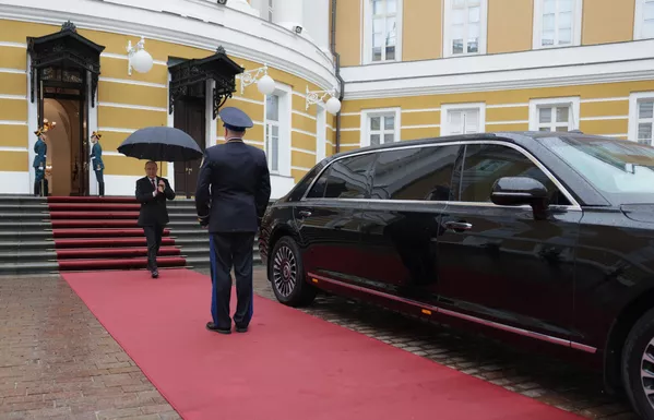 الرئيس الروسي المنتخب فلاديمير بوتين يتوجه إلى سيارته للذهاب إلى حفل التنصيب في الكرملين. - سبوتنيك عربي
