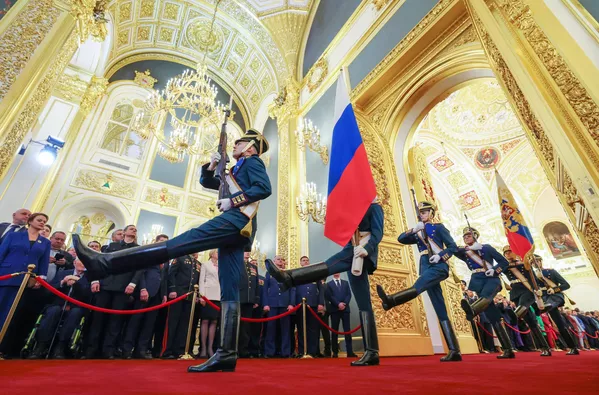 جنود من الفوج الرئاسي يحملون علم الدولة خلال حفل تنصيب الرئيس الروسي فلاديمير بوتين في الكرملين. - سبوتنيك عربي