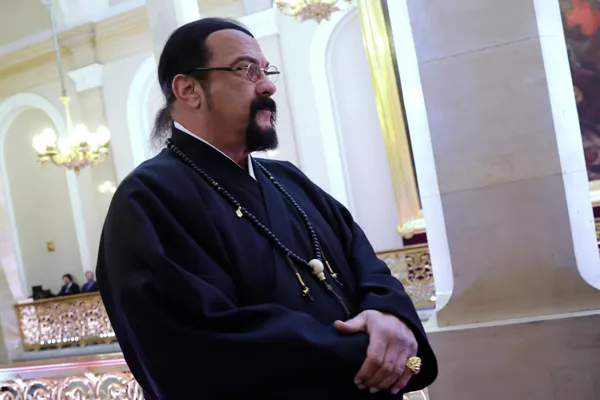 الممثل الخاص لوزارة الخارجية الروسية للعلاقات الإنسانية الروسية الأمريكية، الممثل والمنتج السينمائي ستيفن سيغال خلال حفل تنصيب الرئيس الروسي فلاديمير بوتين في الكرملين. - سبوتنيك عربي