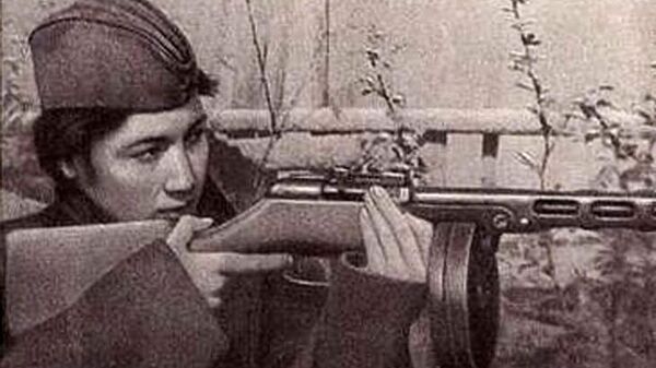 قناصة من فرقة المشاة القتالية الـ130 التابعة للجيش السوفيتي، زيبا جانيفا، خلال فترة الحرب الوطنية العظمى (1941-1945) - سبوتنيك عربي