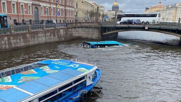 سقوط حافلة ركاب في نهر مويكا بمدينة سان بطرسبورغ - سبوتنيك عربي