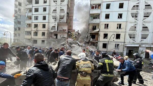 انهيار جزء من بناء سكني في بيلغورود نتيجة لإصابته بقذيفة أوكرانية  - سبوتنيك عربي