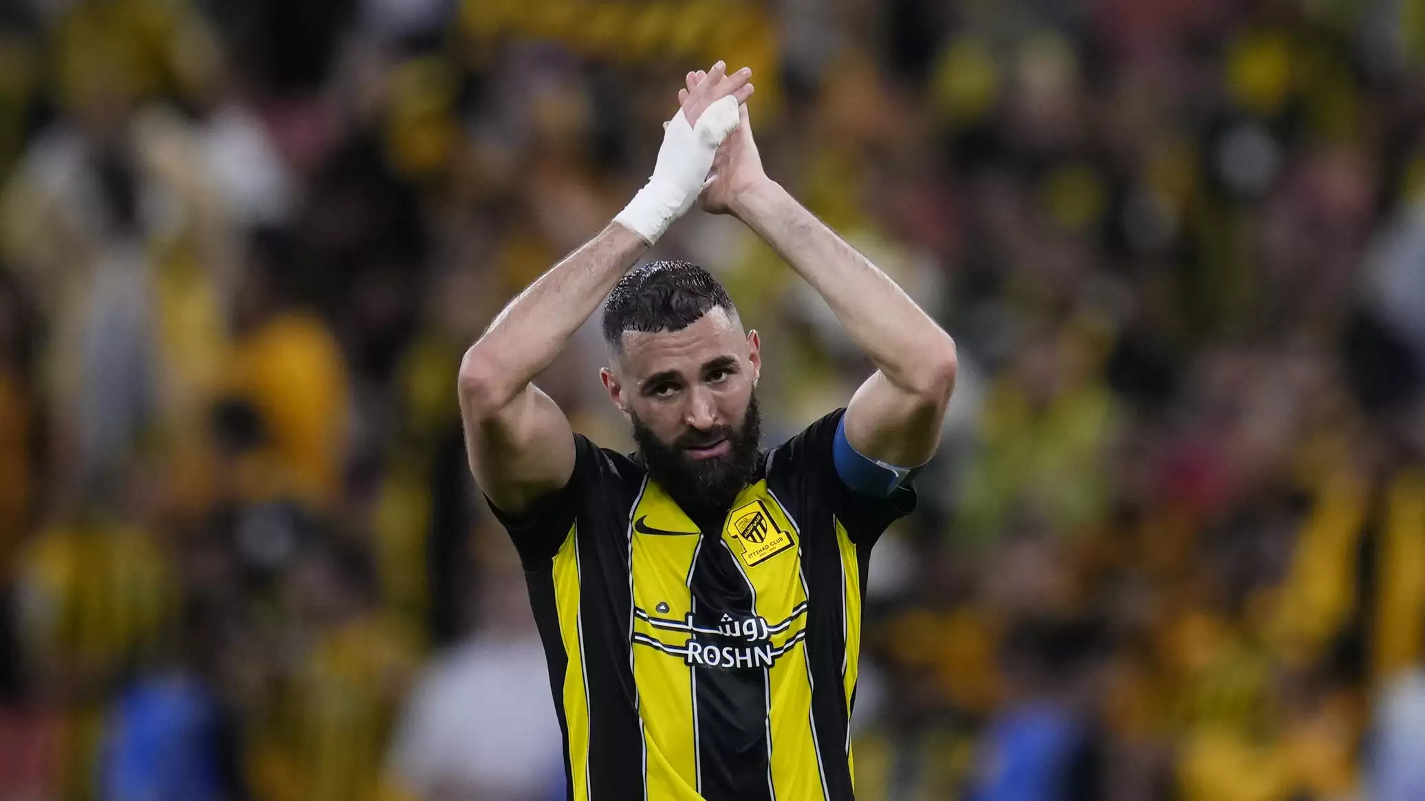 رئيس الاتحاد السعودي ينفي منح بنزيما "صلاحيات خاصة"