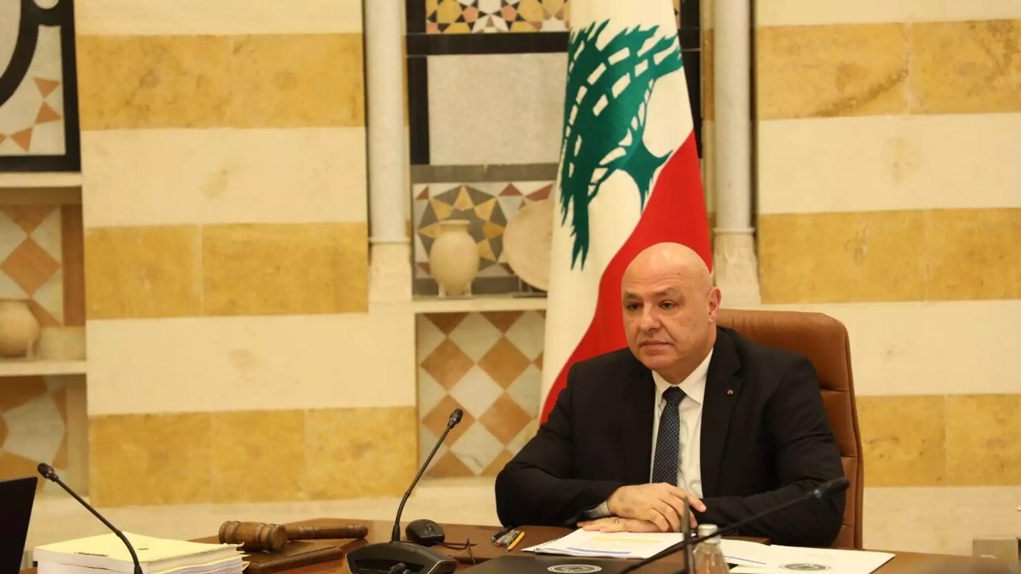 وسام لقائد الجيش اللبناني... عون يرد على حملة سلام