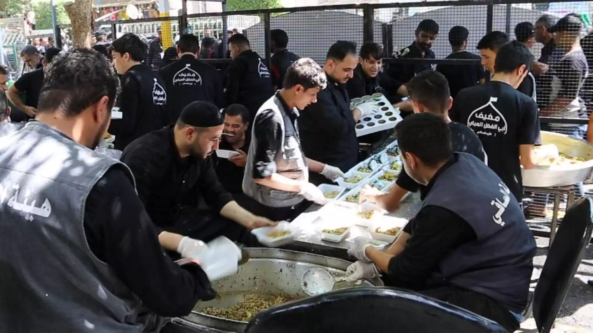 من قلب الكرخ إلى أحياء بغداد الفقيرة.. "مطبخ الرحمة" يطعم الجائعين بلا شروط