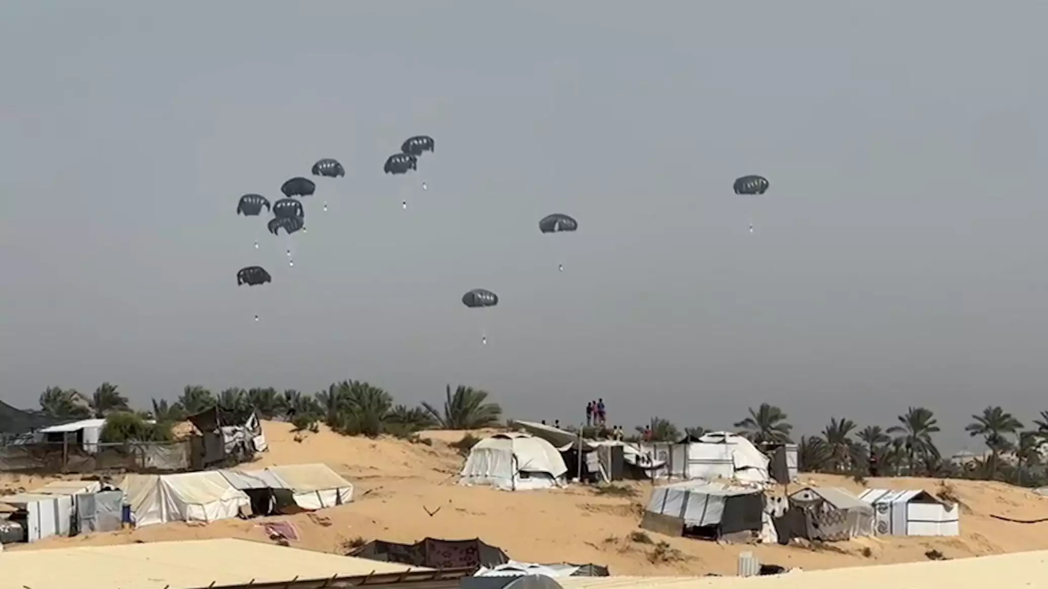 عشرات القتلى والمصابين في استهداف إسرائيلي لخيام النازحين ومنتظري المساعدات في غزة