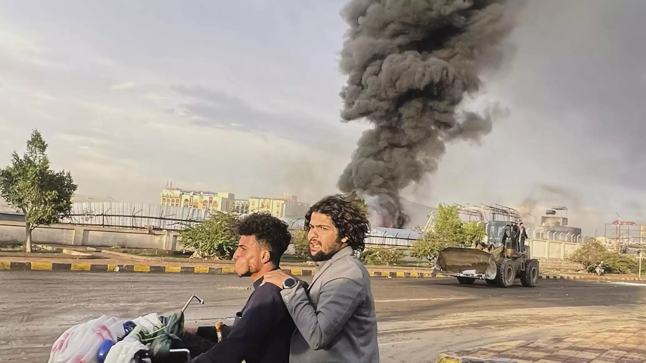 "أنصار الله" تعلن مقتل وإصابة 53 صحفيا إثر الغارات الإسرائيلية على مقر صحيفة في صنعاء