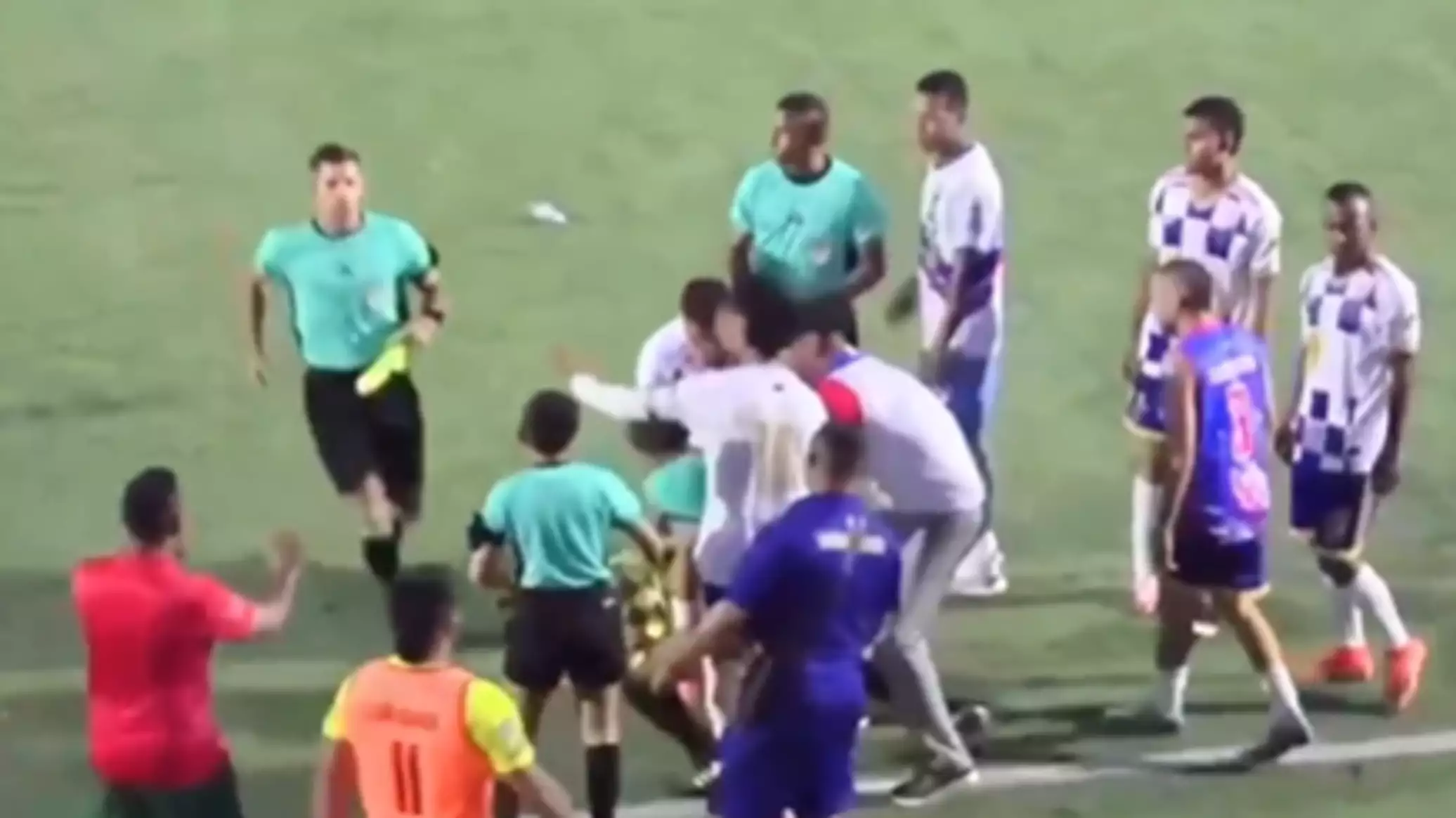 فيديو يثير الجدل... لاعب كولومبي يعتدي على حكمة بعد طرده