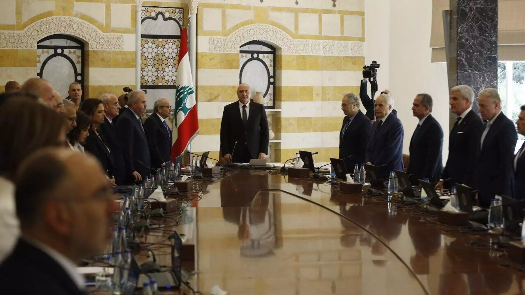 انسحاب وزراء الثنائي الوطني من جلسة الحكومة اللبنانية بسبب الإصرارعلى مناقشة "خطة الجيش"