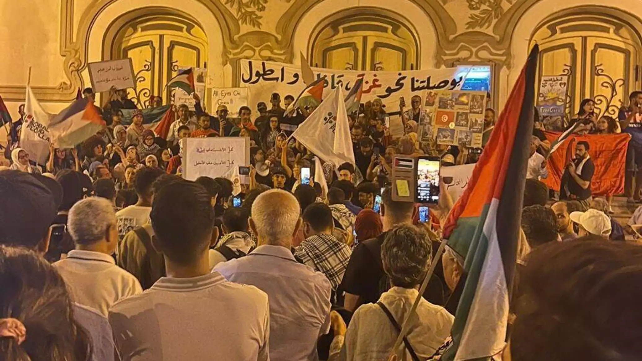 تونس.. وقفة احتجاجية للتنديد باستهداف أسطول الصمود العالمي.. فيديو وصور