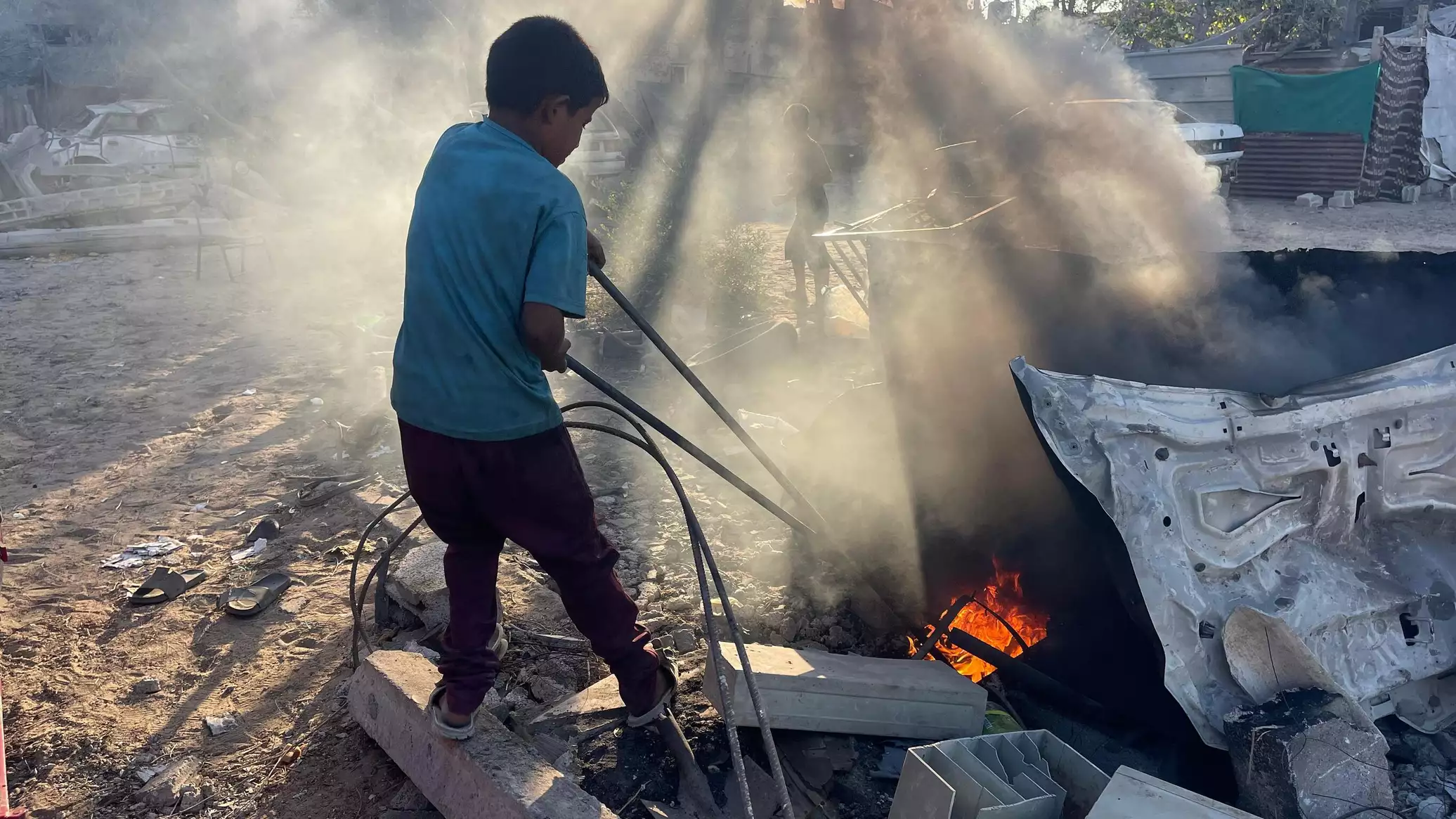 طفل فلسطيني يبتكر آلة لصنع الوقود البديل لإعالة أسرته في غزة
