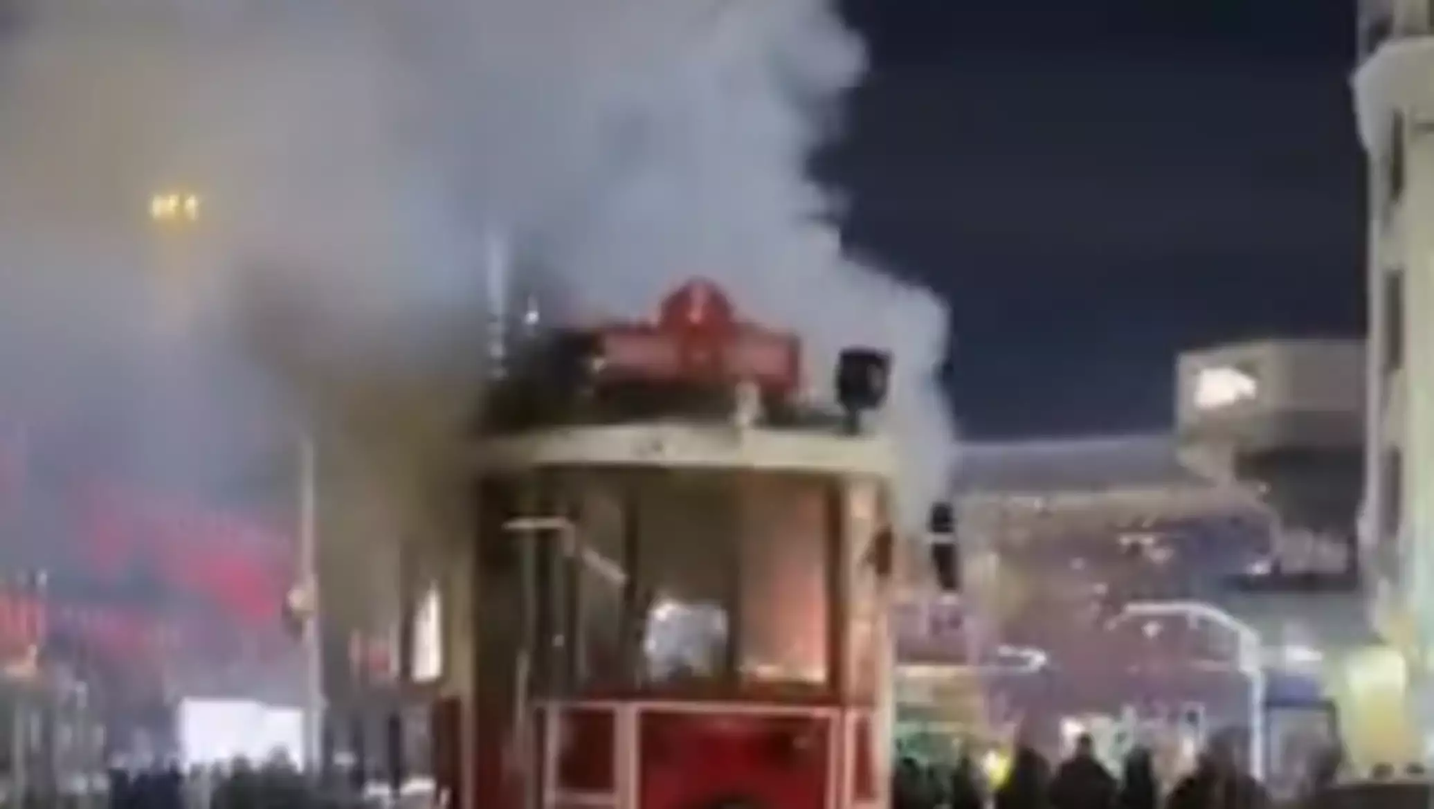 النيران تلتهم قطار تقسيم الأحمر الشهير في إسطنبول... فيديو
