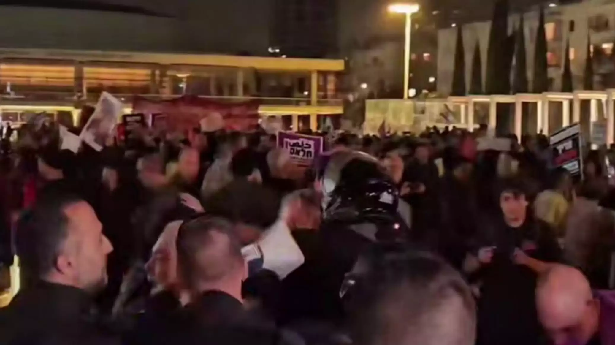 برلماني عربي سابق بالكنيست: تظاهرات عارمة في إسرائيل ضد حرب إيران وقمع شرطي شديد