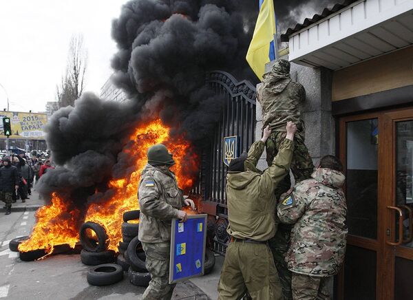 مقاتلو مجموعة آيدار Aydar يقتحمون وزارة الدفاع الأوكرانية - سبوتنيك عربي