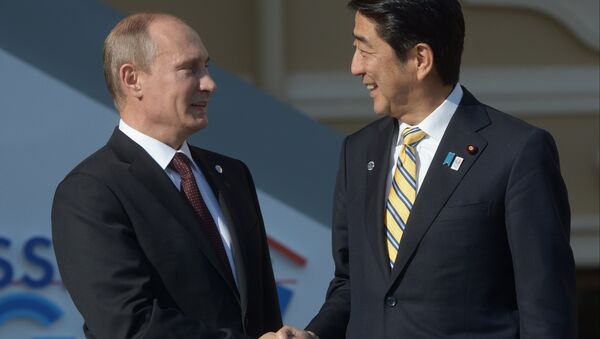 الرئيس الروسي فلاديمير بوتين ورئيس الوزراء الياباني شينزو أبي - سبوتنيك عربي