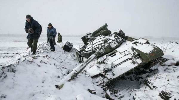 دبابة أوكرانية مدمرة قرب مدينة ديبالتسيفو - سبوتنيك عربي