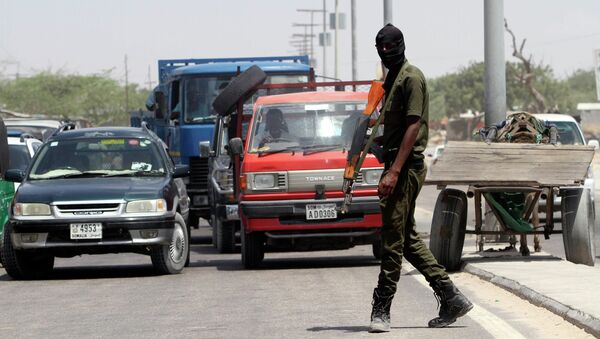 A member of Somali security forces patrols the streets in the capital Mogadishu - سبوتنيك عربي