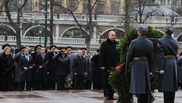 الرئيس الروسي فلاديمير بوتين يضع إكليلا من الزهور على قبر الجندي المجهول - سبوتنيك عربي