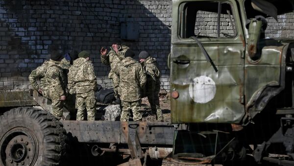 عناصر من الجيش الأوكراني ينسحبون من ساحة المعركة - سبوتنيك عربي