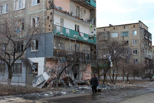مبنى مدمّر  بعد الاشتباكات في بلدة ديبالتسيفو - سبوتنيك عربي