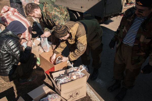القوات الشعبية في جمهورية دونيتسك تقوم بتوزيع المساعدات الإنسانية لسكان دبالتسيفو - سبوتنيك عربي