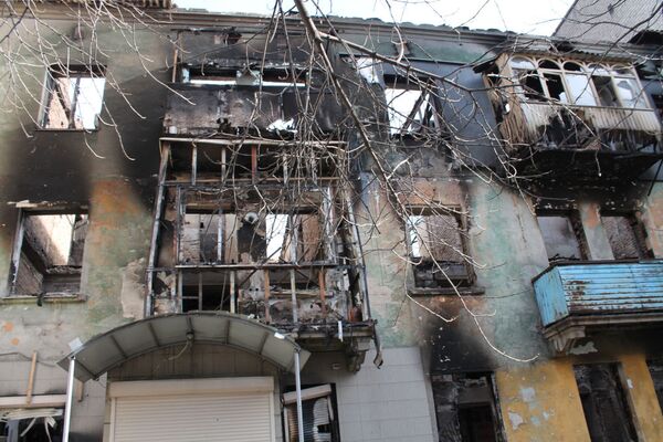 مبنى مدمر  بعد الاشتباكات في بلدة دبالتسيفو - سبوتنيك عربي