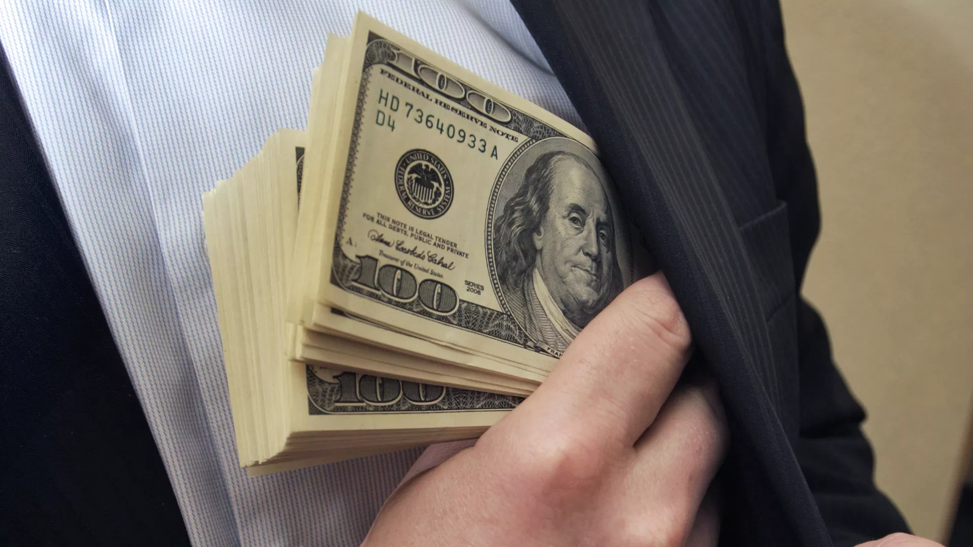 لو معك مليون حوّلها إلى دولار بسعر السوداء قانونيا بشهادة «GDR»