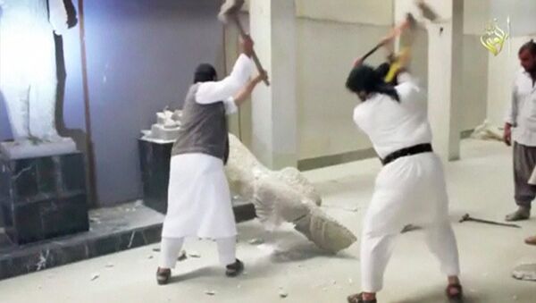 الدواعش يقومون بتدمير مقتنيات متحف مدينة الموصل العراقية - سبوتنيك عربي