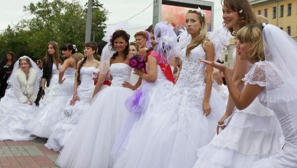 مسيرة الزفاف في مدينة تومسك - سبوتنيك عربي