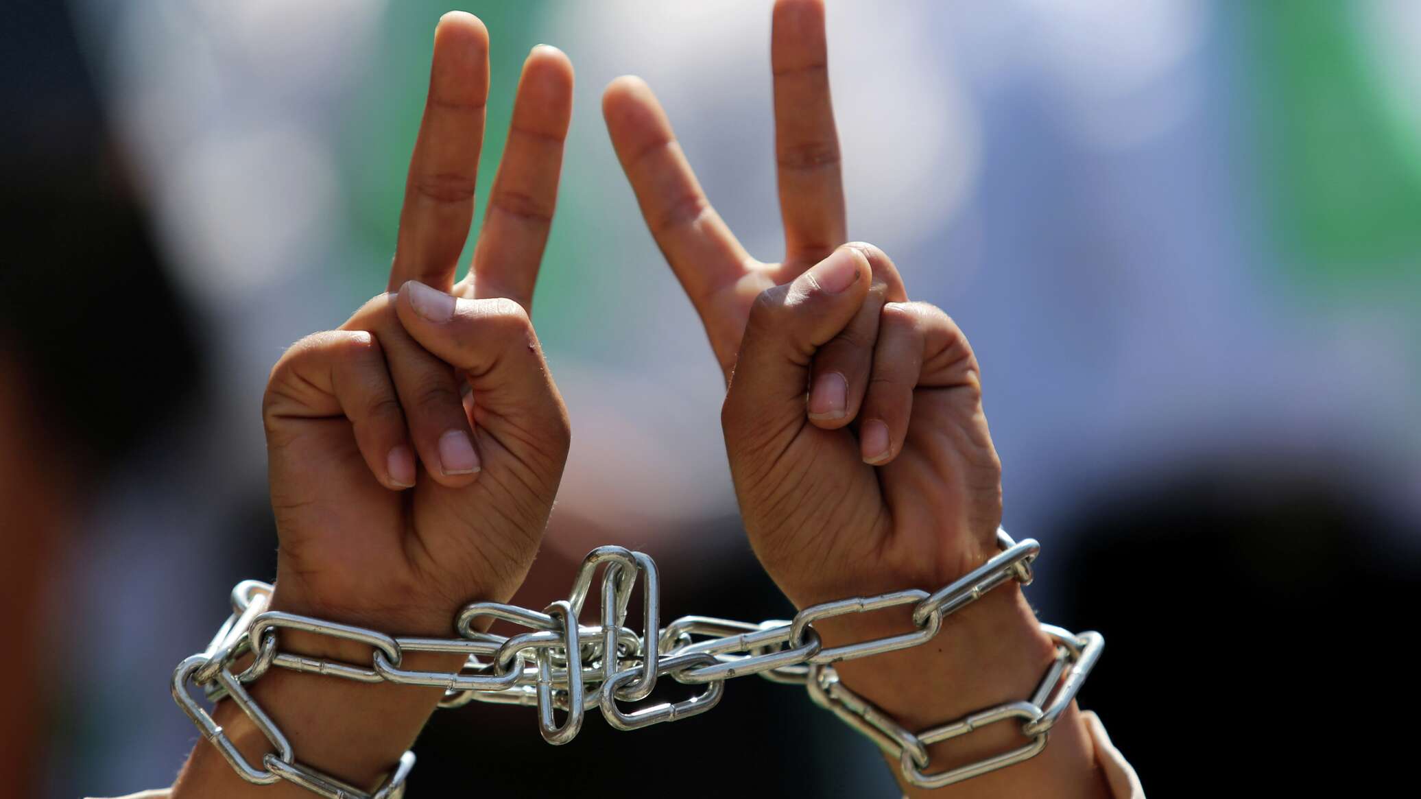 عشرات الأسرى الفلسطينيين يعلنون إضرابهم المفتوح عن الطعام