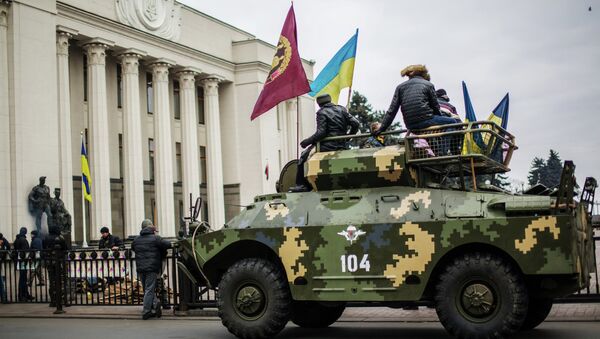 آلية مدرعة تابعة لمؤيدي الانقلاب في العاصمة الأوكرانية كييف - سبوتنيك عربي