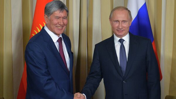 اللقاء بين الرئيسي الروسي فلاديمير بوتين ونظيره القرغيزي ألمازبيك أتامبايف - سبوتنيك عربي