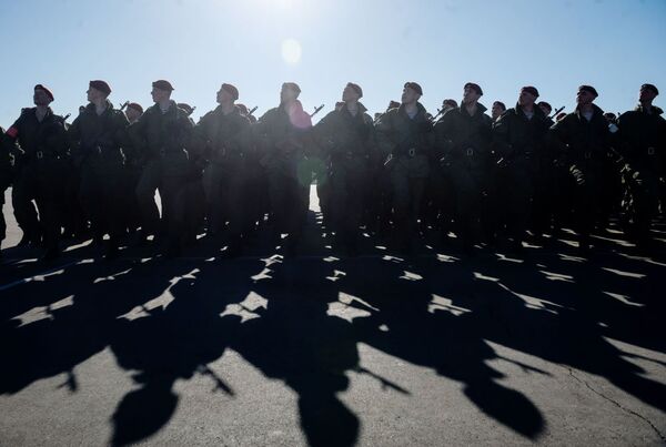 تدريبات جنود فرقة دزيرجينسكي استعدادا للعرض العسكري بمناسبة عيد النصر - سبوتنيك عربي