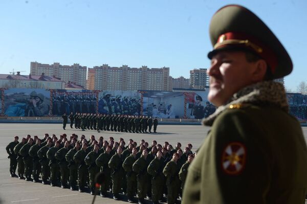 تدريبات جنود فرقة دزيرجينسكي استعدادا للعرض العسكري بمناسبة عيد النصر - سبوتنيك عربي