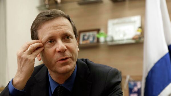 Isaac Herzog, a newly elected leader of the Labor Party gestures during an interview in his office in Jerusalem, Wednesday, Dec. 11, 2013 - سبوتنيك عربي