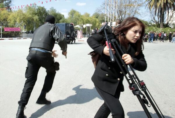 شرطي وصحفي أثناء الهجوم الارهابي في تونس - سبوتنيك عربي