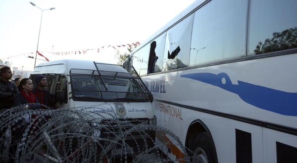 الحافلة التي أصيبت أثناء الهجوم الارهابي في تونس - سبوتنيك عربي
