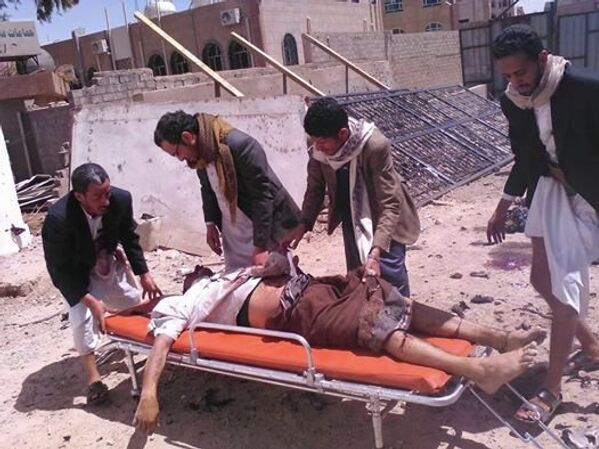 نقل جرحى ومصابين إثر انفجار مسجد في صنعاء. - سبوتنيك عربي