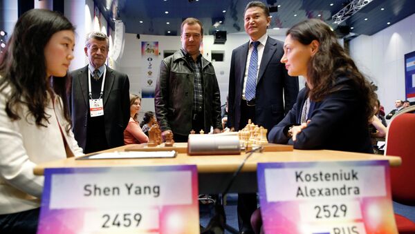 رئيس الوزراء الروسي دميتري ميدفيديف يحضر بطولة العالم للشطرنج للسيدات في سوتشي - سبوتنيك عربي