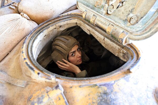 امرأة سورية من الحرس الجمهوري تقود دبابة - سبوتنيك عربي